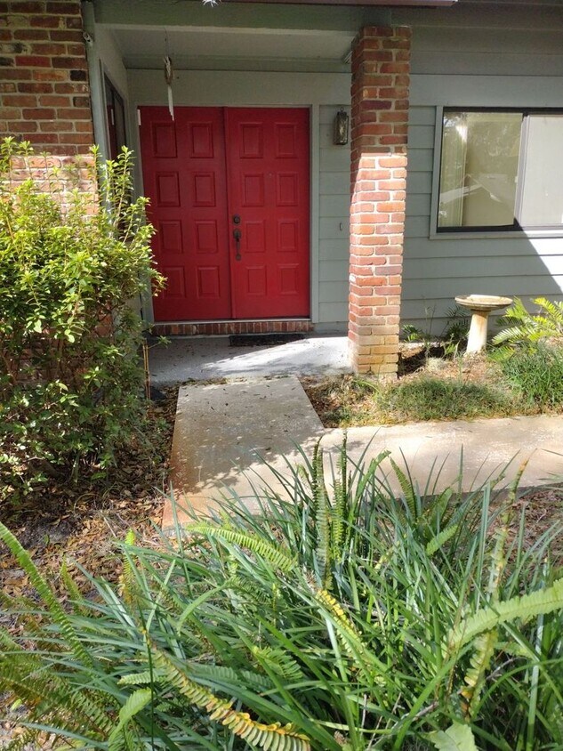 Foto principal - 3 Br. 2 Ba. condo with garage
