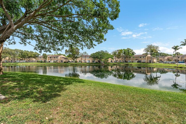 Building Photo - 351 Palm Way