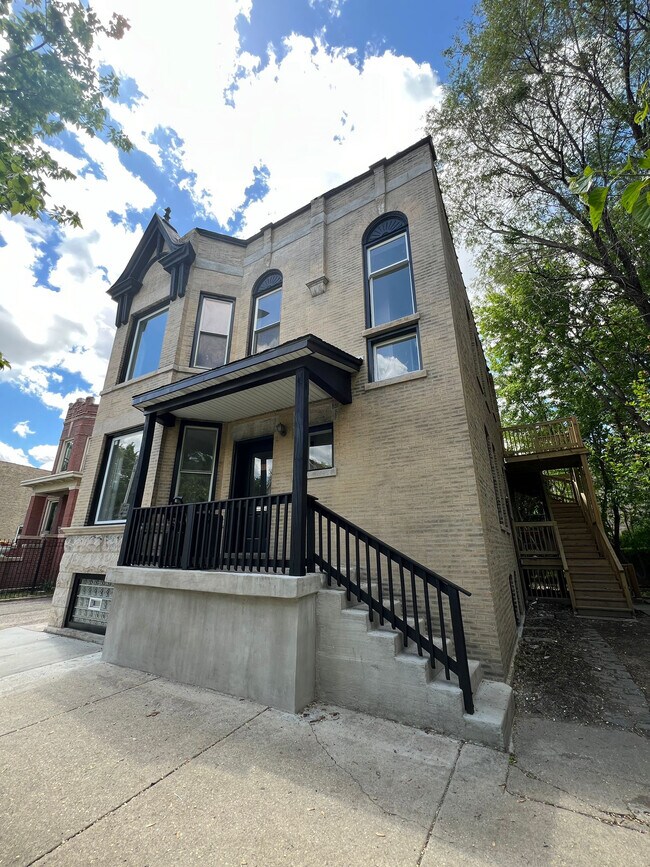 Building Photo - 2242 N Spaulding Ave