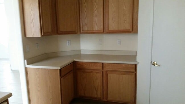 Building Photo - 4 Bedroom home for rent