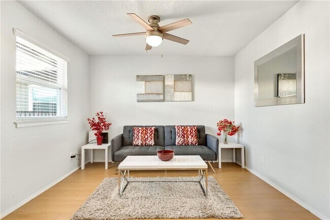 Foto del edificio - 2401 Manor Rd
