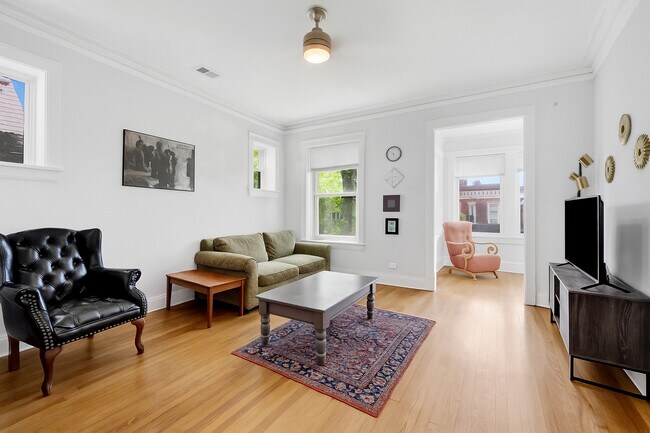 Foto del edificio - 3226 W Potomac Ave