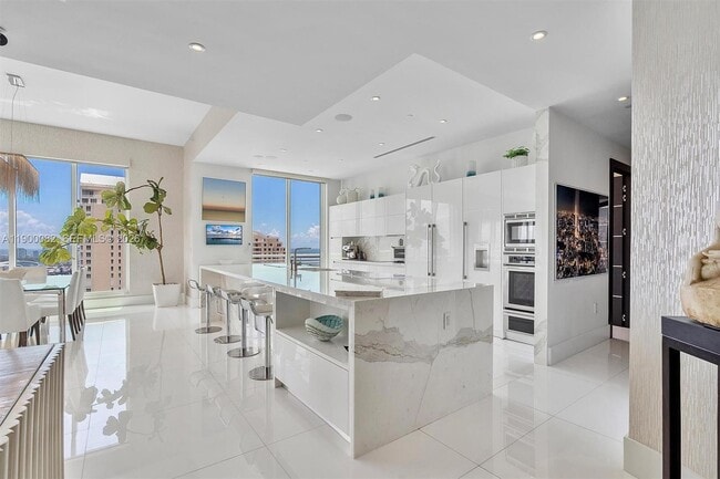 Foto del edificio - 900 Brickell Key Blvd