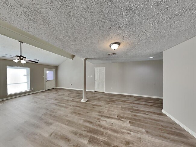 Building Photo - 16015 Bear Hill Dr