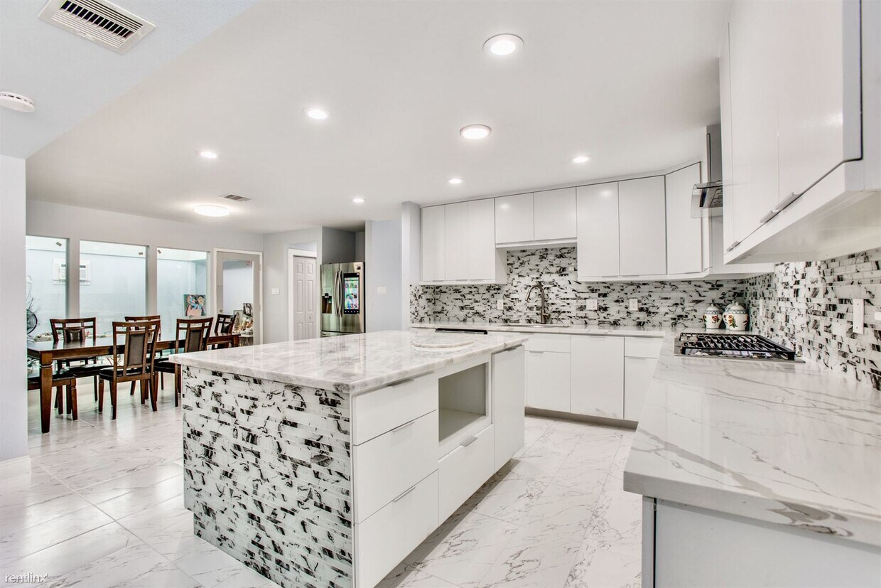 Primary Photo - 4 br, 3.5 bath House - 5323 S Braeswood Blvd