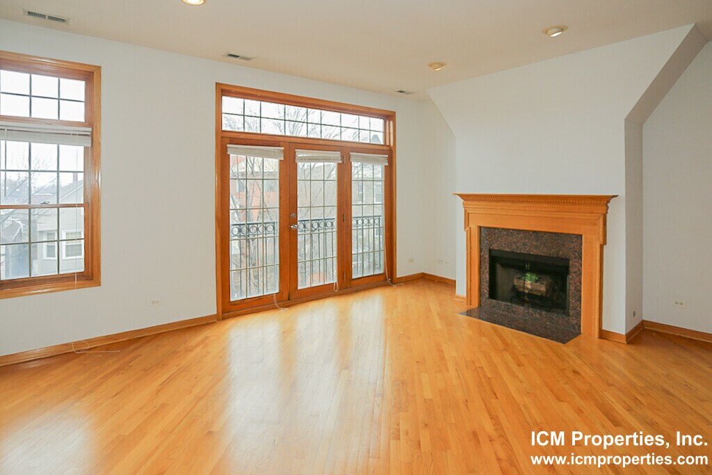 Primary Photo - 2551 N Southport Ave