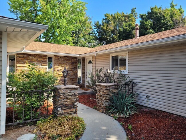 Foto del edificio - 6-9 MONTH LEASE OPTION! Charming home in B...