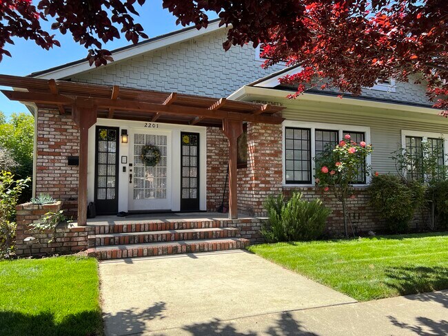 Building Photo - 2201 Park Ave