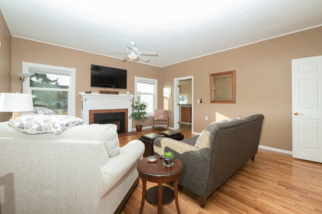 Building Photo - Spacious 4-Bed Home with Scenic Views near...