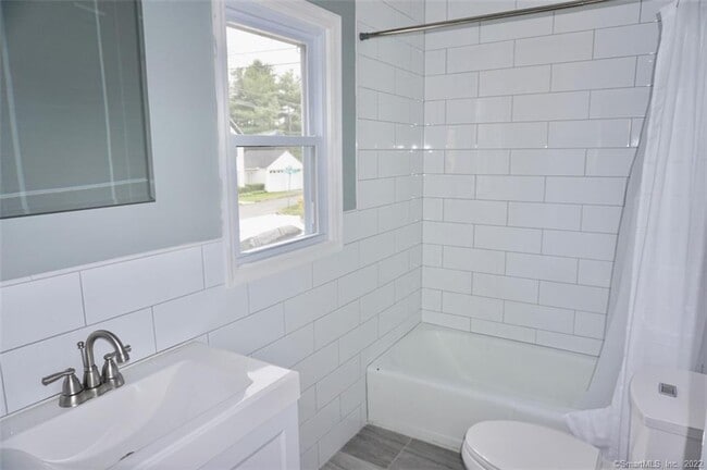 Building Photo - 15 Crofut Pl