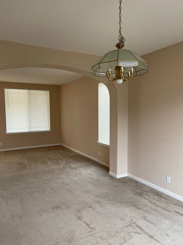 Building Photo - Beautiful 4-bedroom, 2.5-bathroom two-story home, move-in ready and perfect for comfortable living!