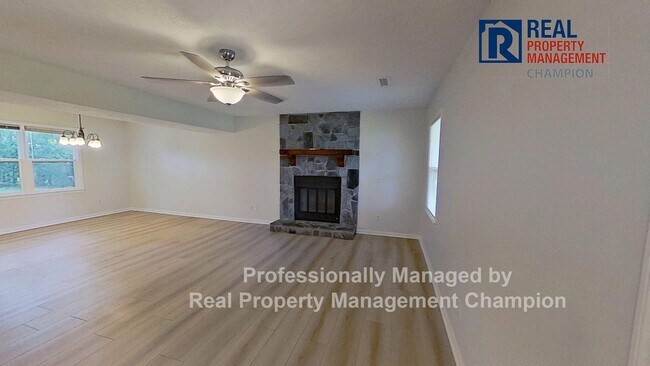 Building Photo - Spacious 3 BD/2.5 BA with Bonus Room on La...