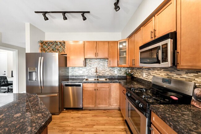 Foto del edificio - 1BD Jefferson Park Condo with Office and Parking Spot