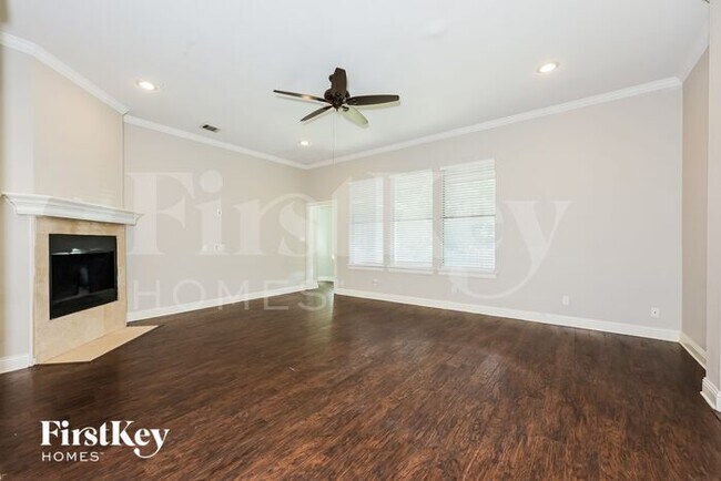 Building Photo - 304 Cobb Dr