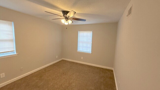 Foto del edificio - 6319 Merimac Dr