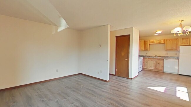 Foto del edificio - Pet Friendly! Top Floor Apartment! Conveni...