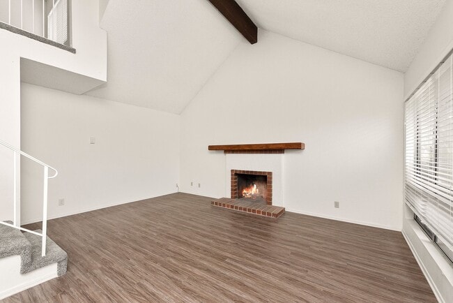 Building Photo - Condo for rent in Santa Barbara Near UCSB