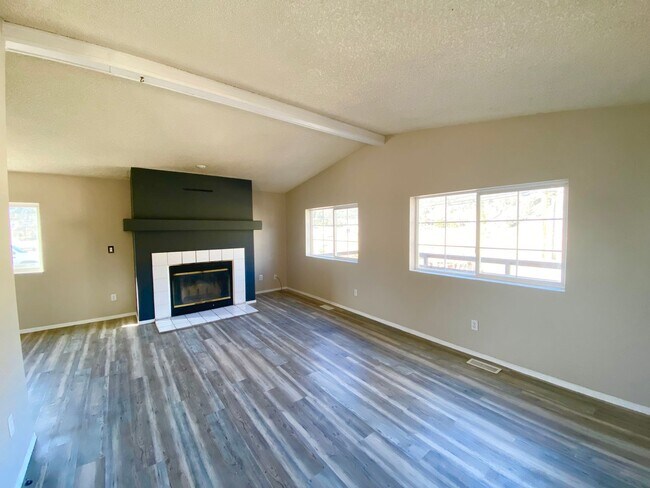 Building Photo - Charming 2 Bedroom in LOW