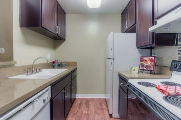 Kitchen - Chatsworth Pointe Apartment Homes