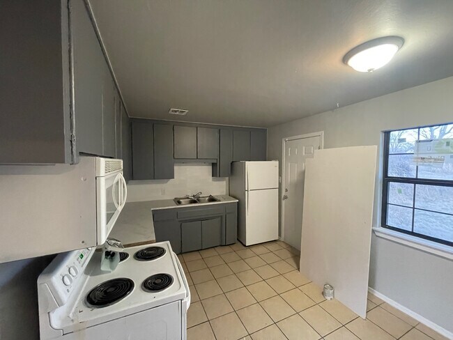Building Photo - 4006 Dogwood Dr