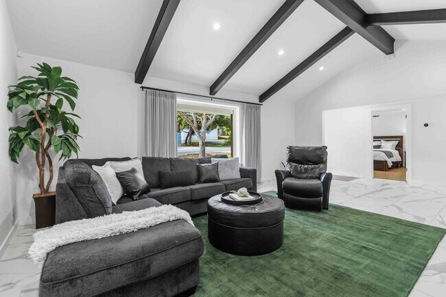 Building Photo - 107 Oak Crest