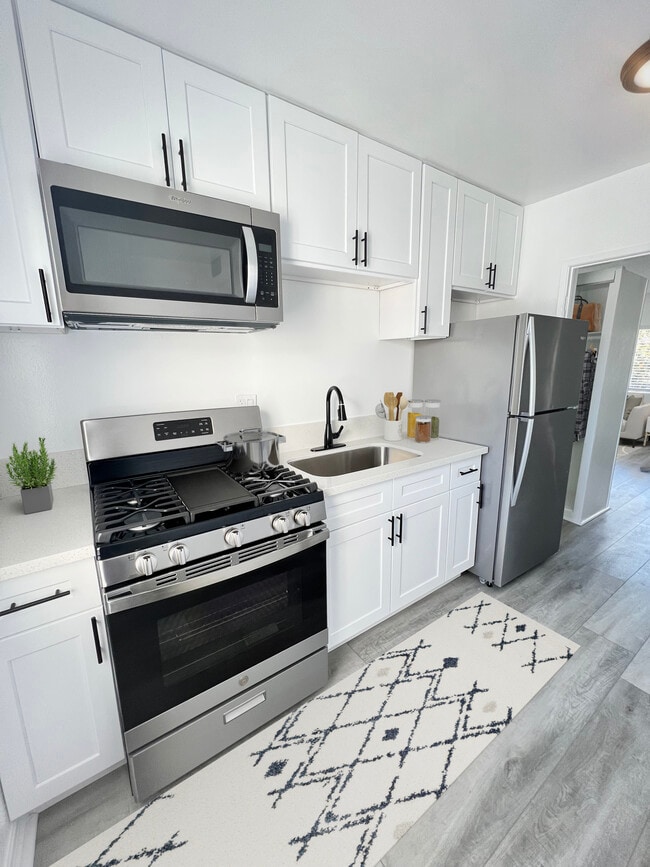 Building Photo - Nicole Apartments