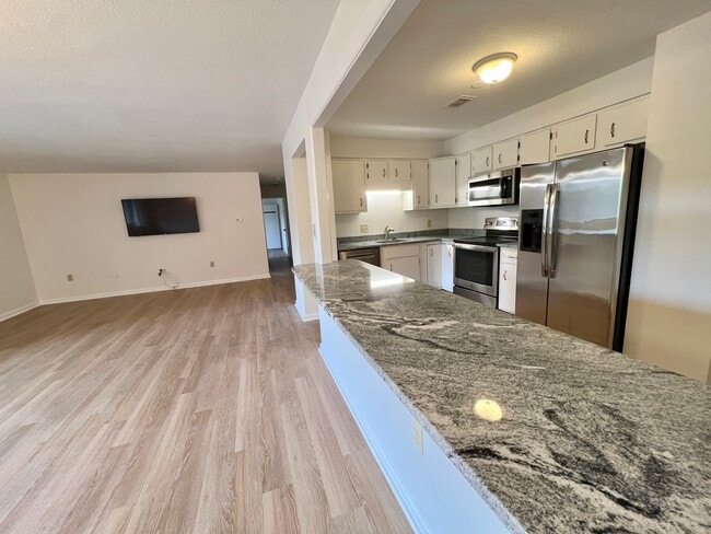 Building Photo - 1004 Paradise Rd