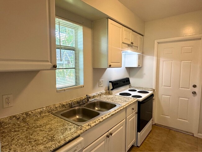 Building Photo - 1208 NW 6th Ave