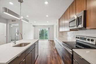 Interior Photo - Graduate Pointe