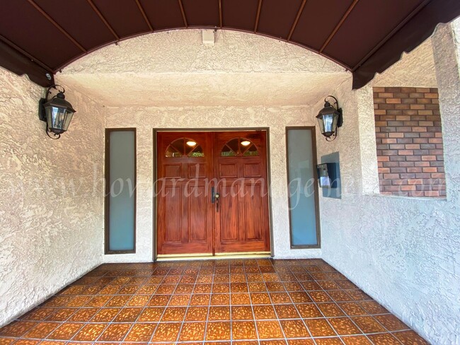 Building Photo - Professionally designed condo! Large kitch...