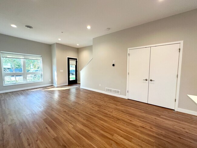Foto del edificio - ONE MONTH FREE ON 12-MONTH LEASE!