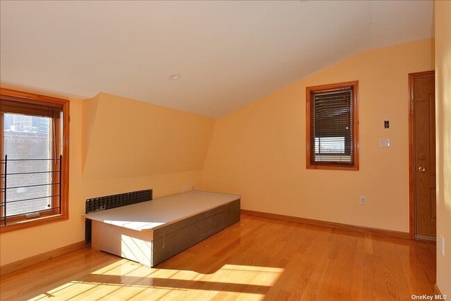 Foto del edificio - 99-31-99-63 63rd Ave
