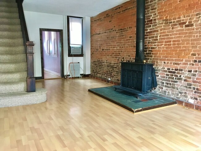 Building Photo - Must-see 2 Bedroom Townhome in Exciting Ca...