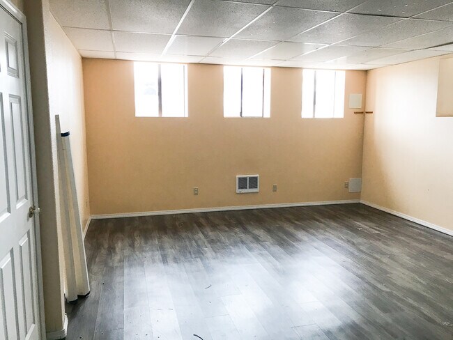 Foto del edificio - 214 N Main St