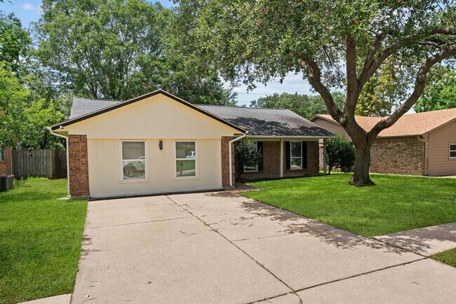 Building Photo - 2523 Village Oak Dr.