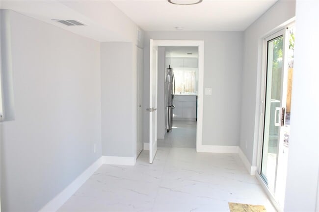 Building Photo - 522 SE 20th Ct