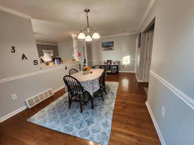 Large dining room - 930 Green St