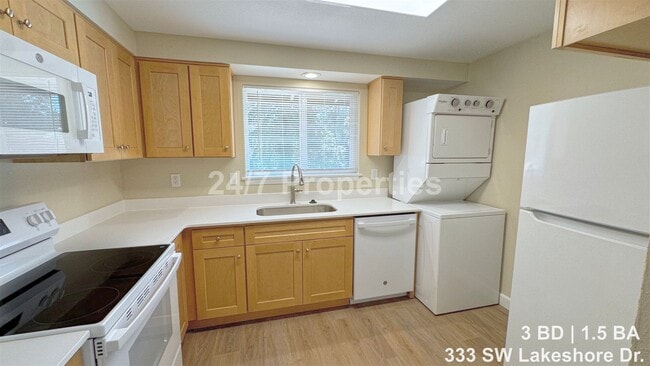 Building Photo - Freshly Updated 3 BD | 1.5 BA Unit - Downtown Estacada