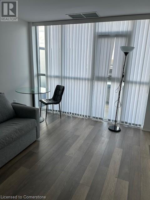 Photo du bâtiment - 560 N Service Rd