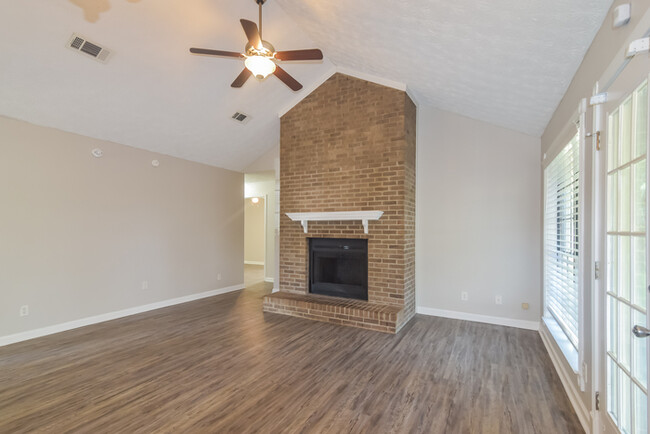 Building Photo - Cute 3 Bedroom Home
