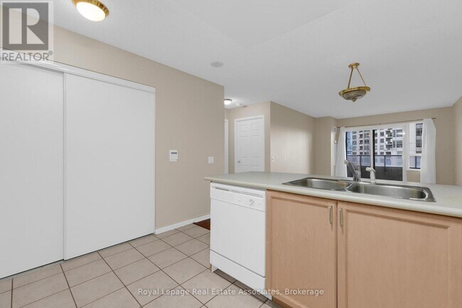 Building Photo - 25 Kingsbridge Garden Cir