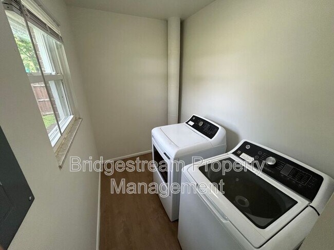Foto del edificio - 407 Bramlage Ln