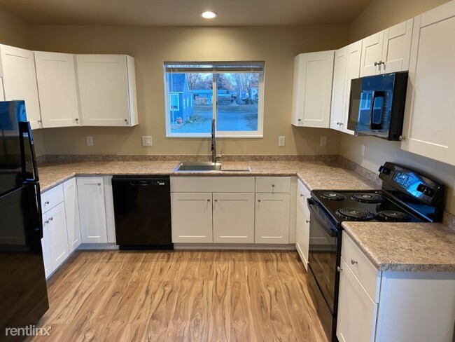Building Photo - 3 br, 2 bath Townhome - 405 E 7th St. A an...