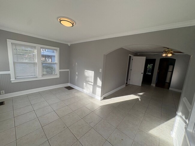 Building Photo - 3 Bed / 2 Bath Single-Family Home Near Dow...