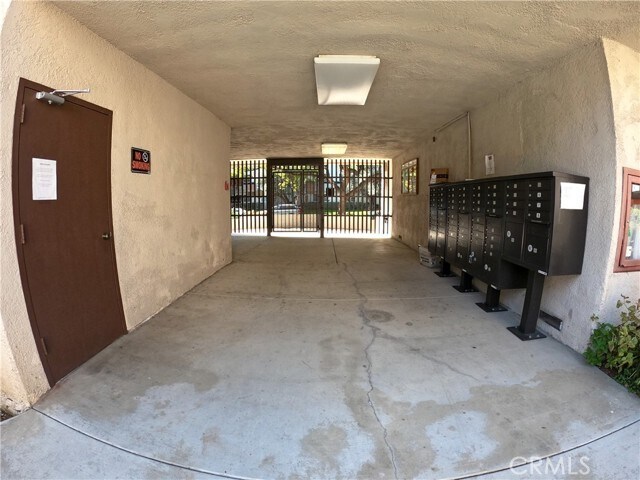 Foto del edificio - 8710 Belford Ave