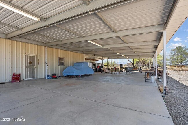 Building Photo - 9031 S Lonesome Ln