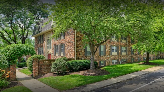Building Photo - 2565 Riverside Dr
