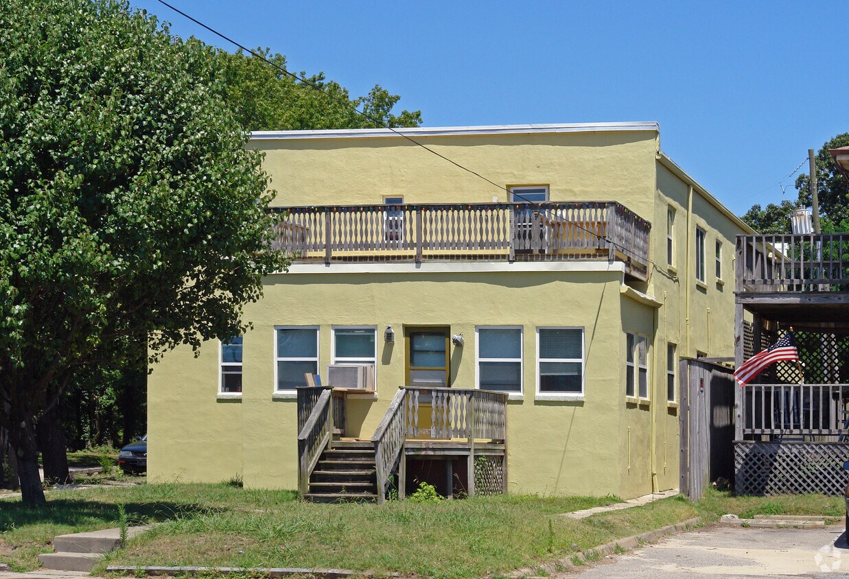 Building Photo - 3200 Holly Rd