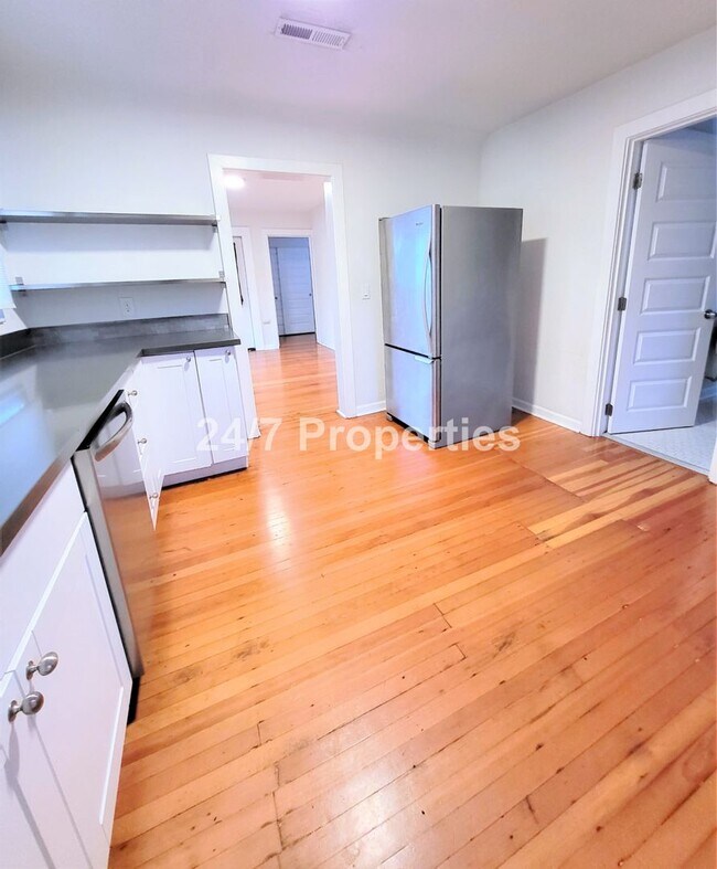 Building Photo - Classic 1 BD | 1 BA Cottage w/ Fenced Yard - SE Portland