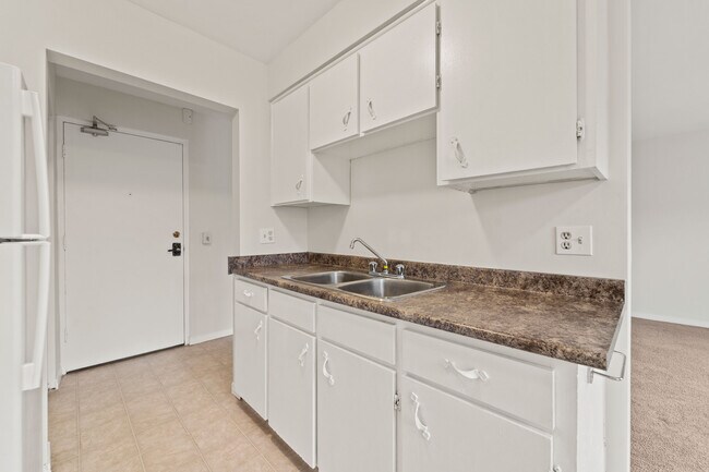 Photo du bâtiment - University Tower Apartments